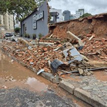 Chuva em BH: muro de igreja cai em cima de três carros - Jair Amaral/EM/D.A.Press