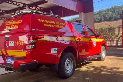 Bombeiros se depararam com focos intensos de incêndio, principalmente na sala e no quarto da casa -  (crédito: Reprodução/CBMMG)