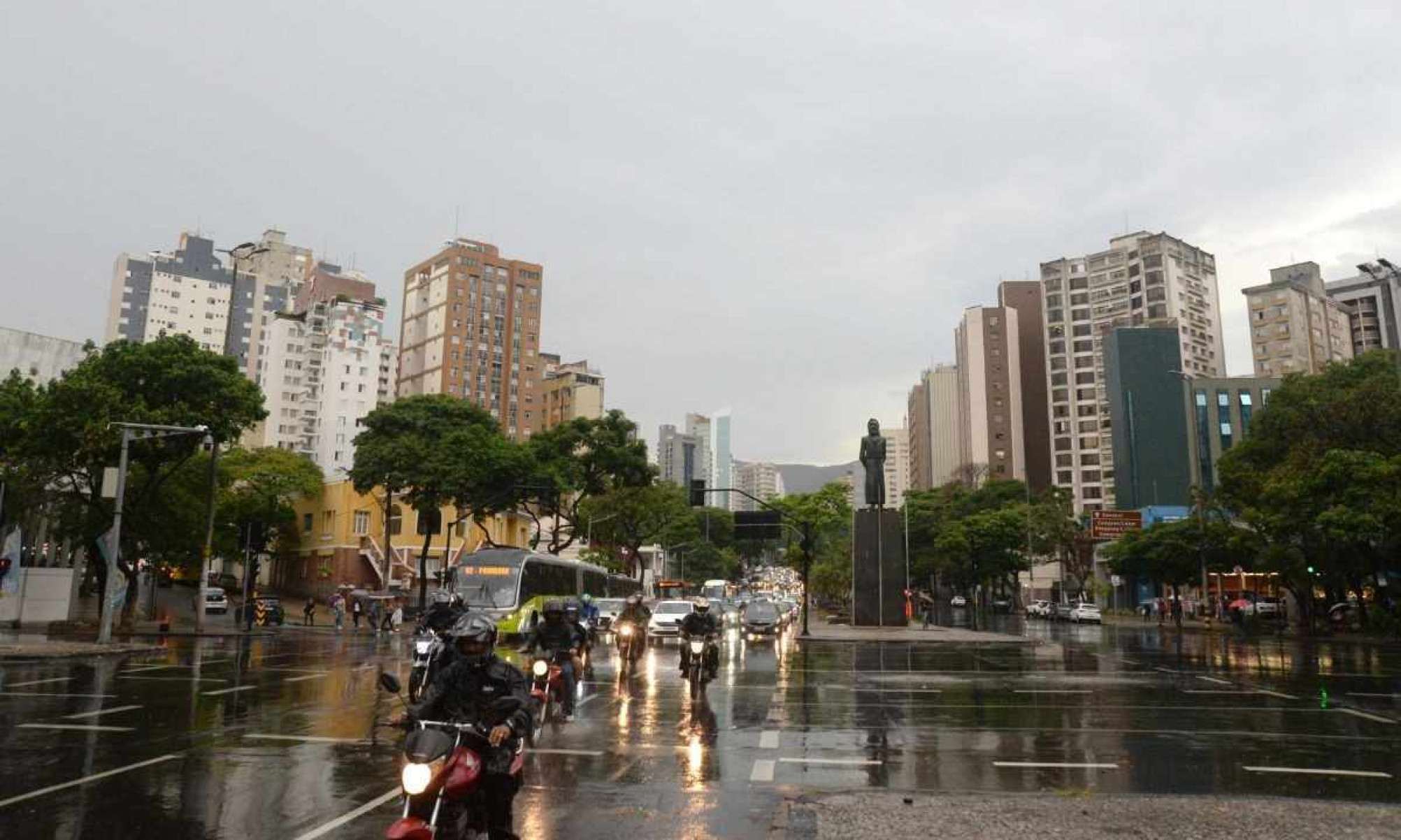 Chuva com rajadas de vento e raios pode atingir BH nesta segunda