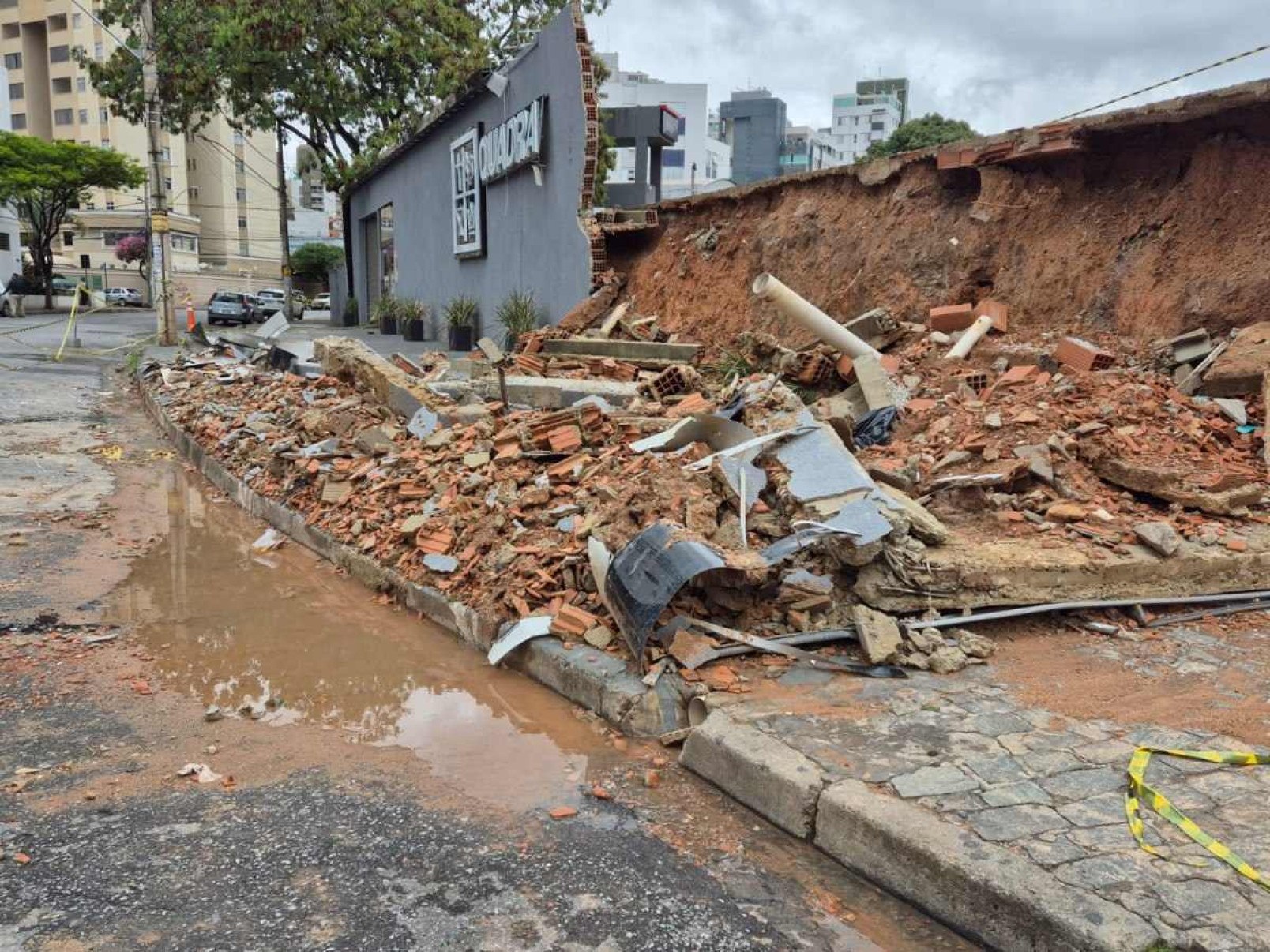 Chuva em BH: muro de igreja cai em cima de três carros