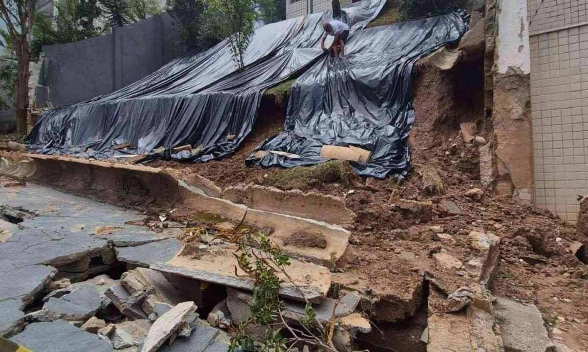 Chuva forte provoca a queda de 17 muros em BH