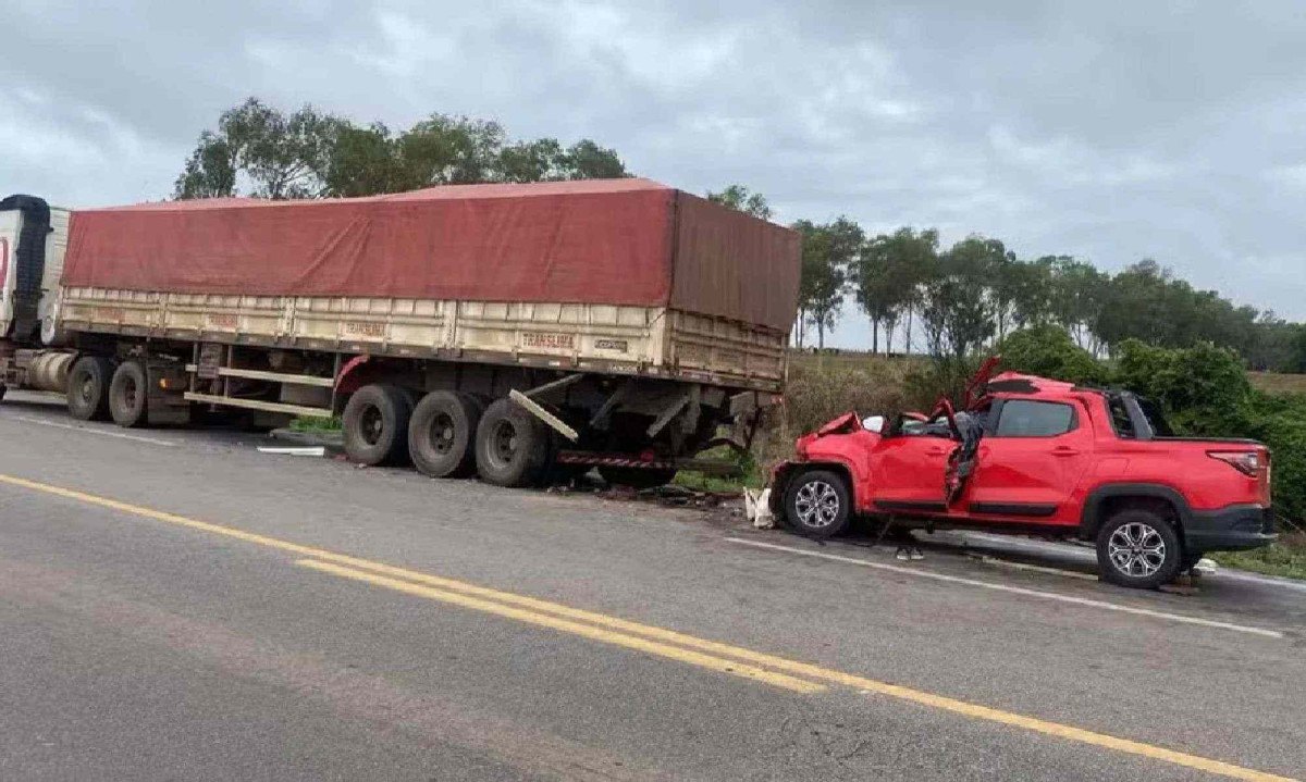 Caminhonete bate na traseira de carreta parada e idosa morre na BR-262 -  (crédito: Reprodu&ccedil;&atilde;o/Redes Sociais)