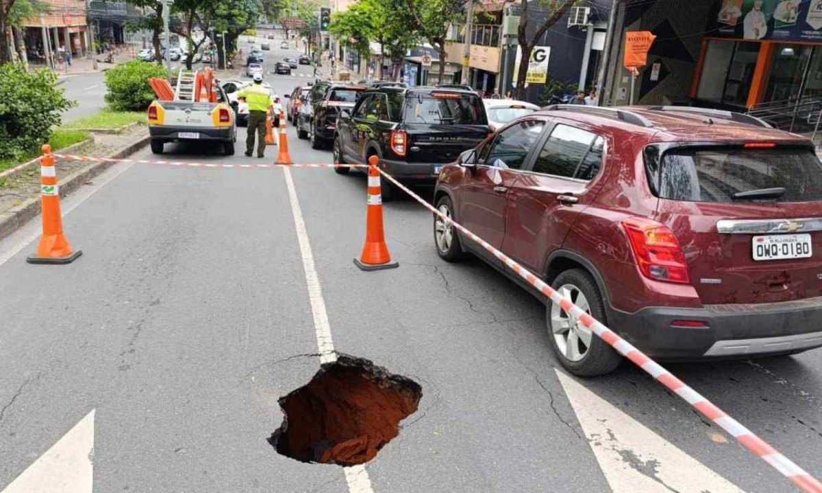 Uma das pistas da Avenida do Contorno precisou ser interditada -  (crédito: Alexandre Guzanshe/EM/D.A. Press. Brasil. Belo Horizonte - MG)