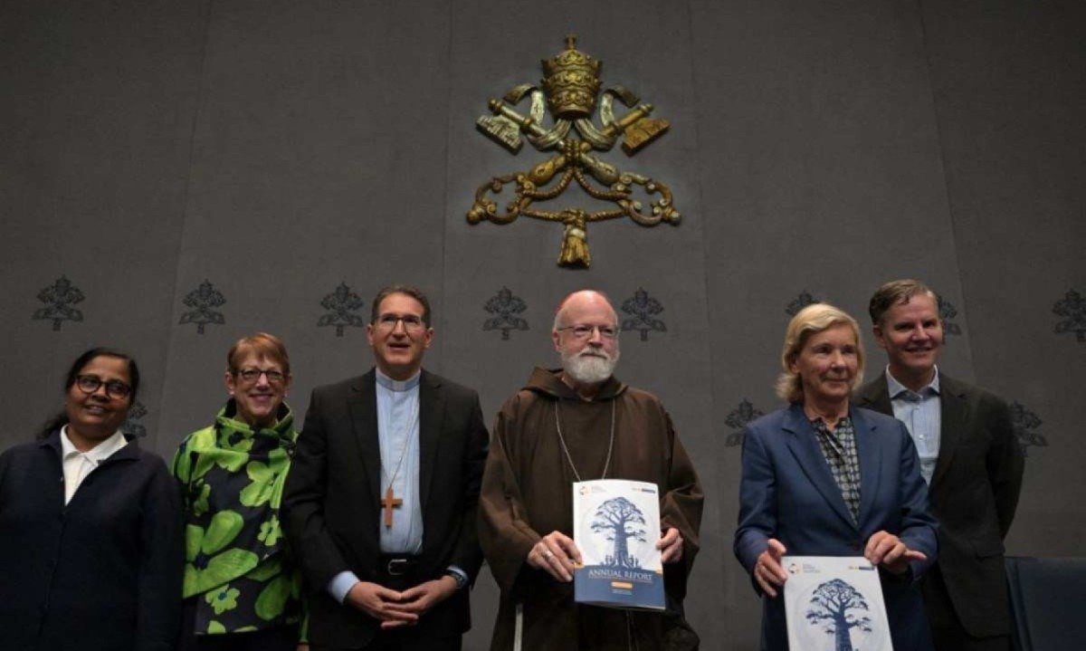 Membros da Pontifícia Comissão do Vaticano para a Proteção dos Menores apresentam o primeiro relatório da comissão, em 29 de outubro de 2024 -  (crédito: Tiziana FABI / AFP)