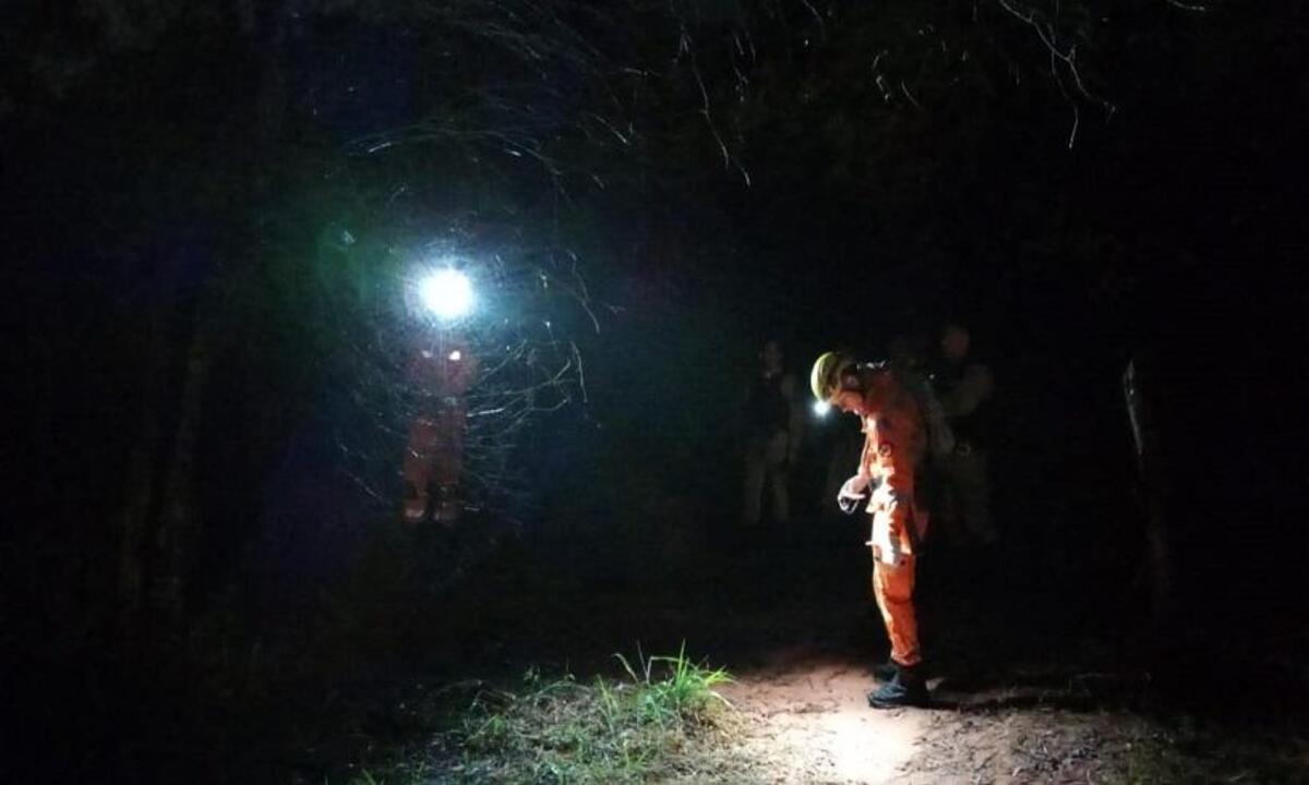 Terreno íngreme dificultou o resgate dos restos mortais -  (crédito: CBMMG)