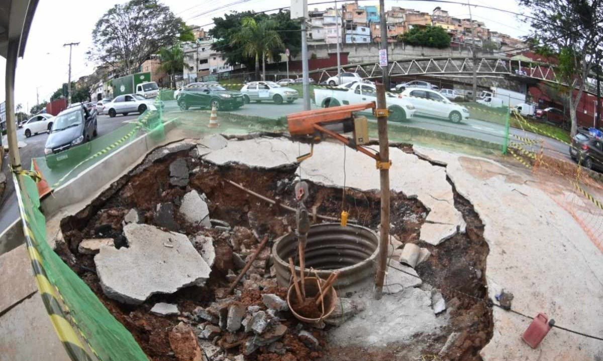 Cratera se abre na Avenida Nossa Senhora do Carmo em Belo Horizonte -  (crédito: Leandro Couri / E.M / D.A Press)