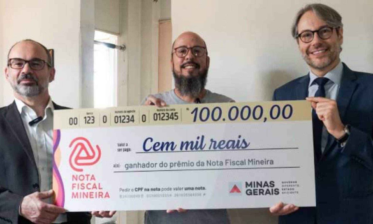 Morador na Grande BH ganha cheque simbólico de R$ 100 mil  -  (crédito: Divulgação/ SEF - MG)