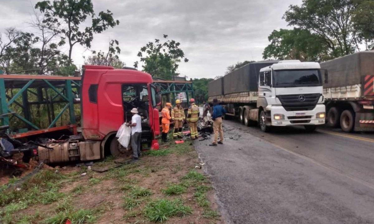 Militares aplicaram serragem no asfalto para eliminar o risco de novos acidentes -  (crédito: CBMMG)