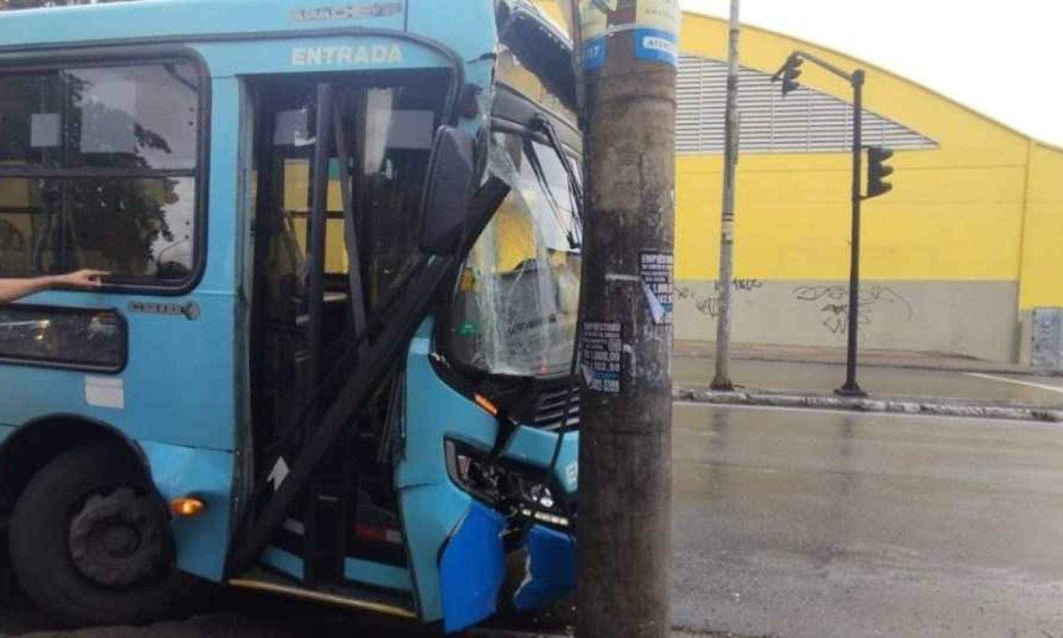 Três pessoas ficaram feridas em acidente com ônibus em Contagem -  (crédito: CBMMG)