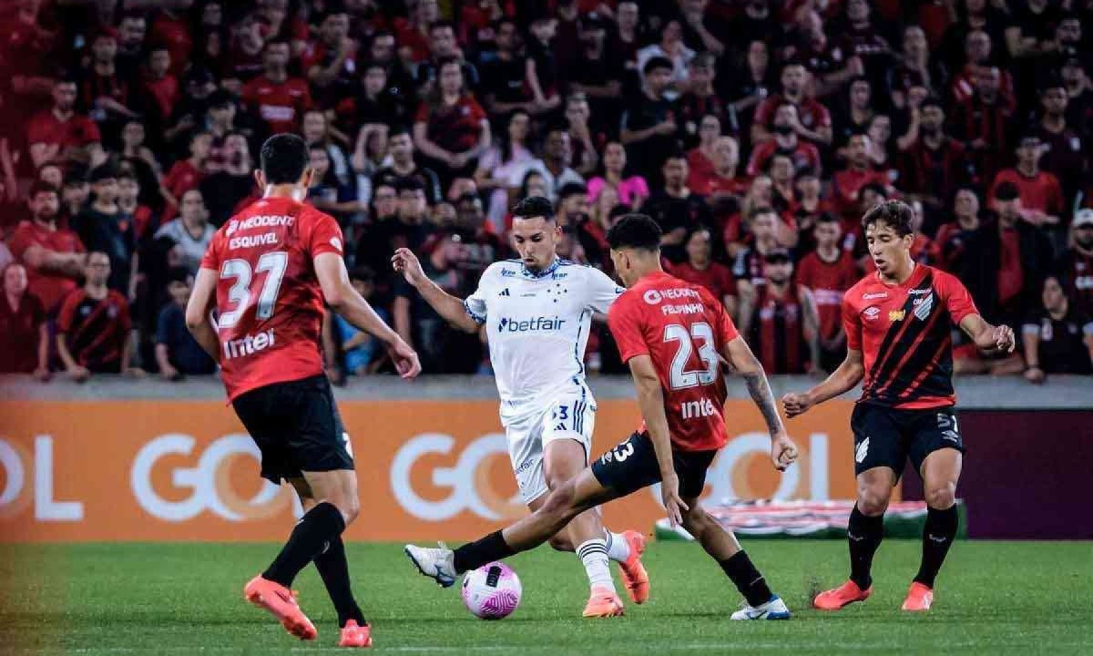 Com um jogador a menos desde o início do jogo, Cruzeiro foi 