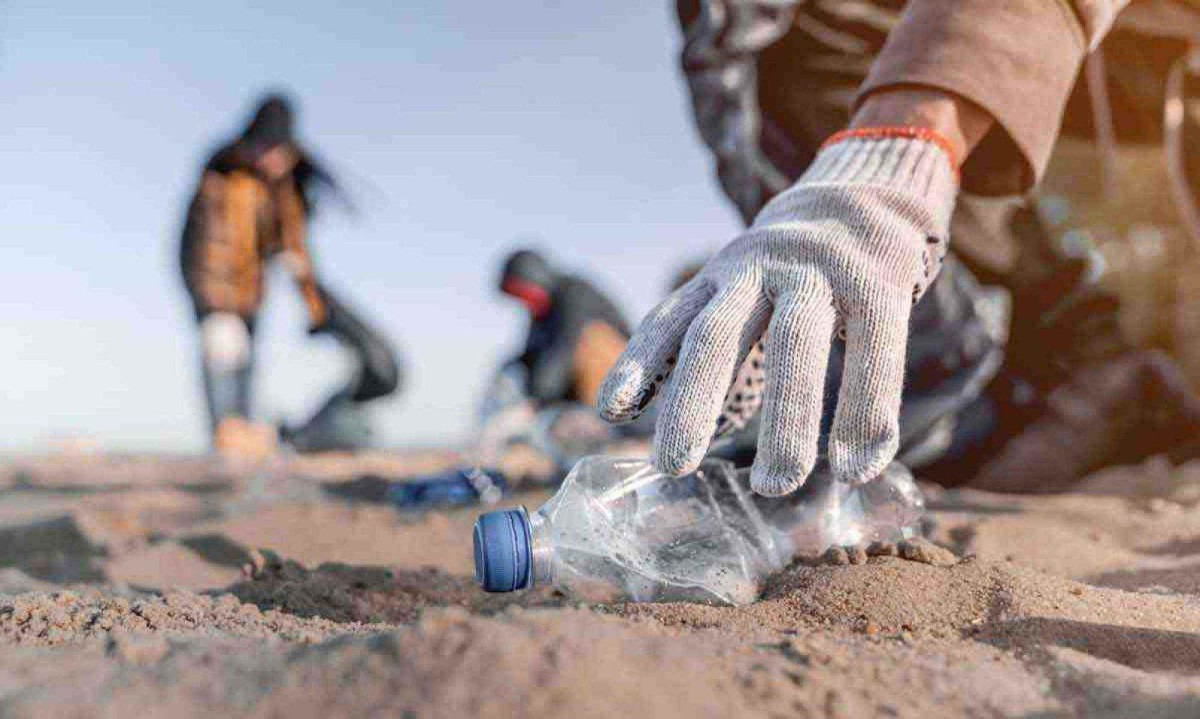 Nas embalagens, os plásticos preservaram melhor os produtos, reduziram o desperdício de alimentos e ajudaram a combater a fome, afirmam alguns de seus defensores -  (crédito: afp)