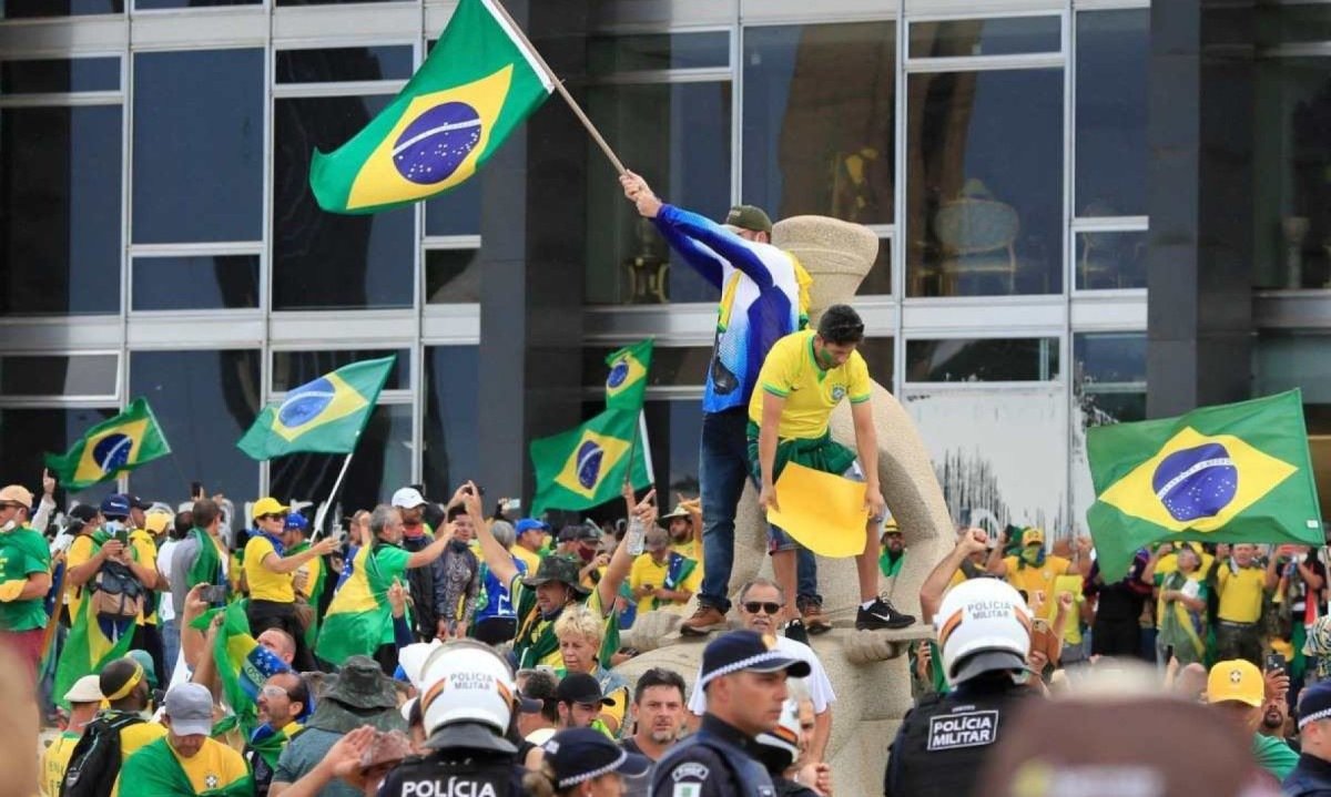 Bolsonaristas inconformados com o resultado das elei&ccedil;&otilde;es de 2022 invadiram e depredaram as sedes do Legislativo, do Executivo e do Judici&aacute;rio em Bras&iacute;lia no dia 8 de janeiro -  (crédito: Sergio Lima / AFP)