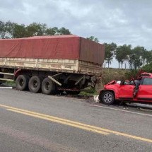 Caminhonete bate na traseira de carreta parada e idosa morre na BR-262 - Reprodu&ccedil;&atilde;o/Redes Sociais