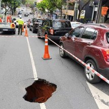 Vídeo: buraco na Avenida do Contorno causa lentidão no trânsito - Alexandre Guzanshe/EM/D.A. Press. Brasil. Belo Horizonte - MG