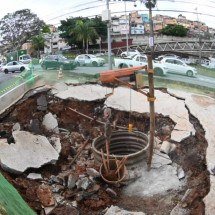 Cratera se abre na Avenida Nossa Senhora do Carmo, em BH - Leandro Couri / E.M / D.A Press