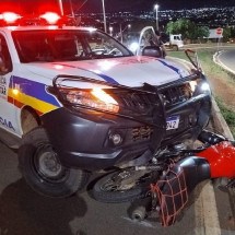 Motociclista sem CNH bate em viatura da PM durante fuga e é preso - Divulga&Atilde;&sect;&Atilde;&pound;o/PMMG