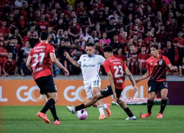 Com um jogador a menos desde o início do jogo, Cruzeiro foi 