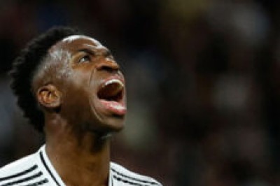  TOPSHOT - Real Madrid's Brazilian forward #07 Vinicius Junior reacts during the Spanish league football match between Real Madrid CF and FC Barcelona at the Santiago Bernabeu stadium in Madrid on October 26, 2024. (Photo by OSCAR DEL POZO / AFP)
     -  (crédito:  AFP)