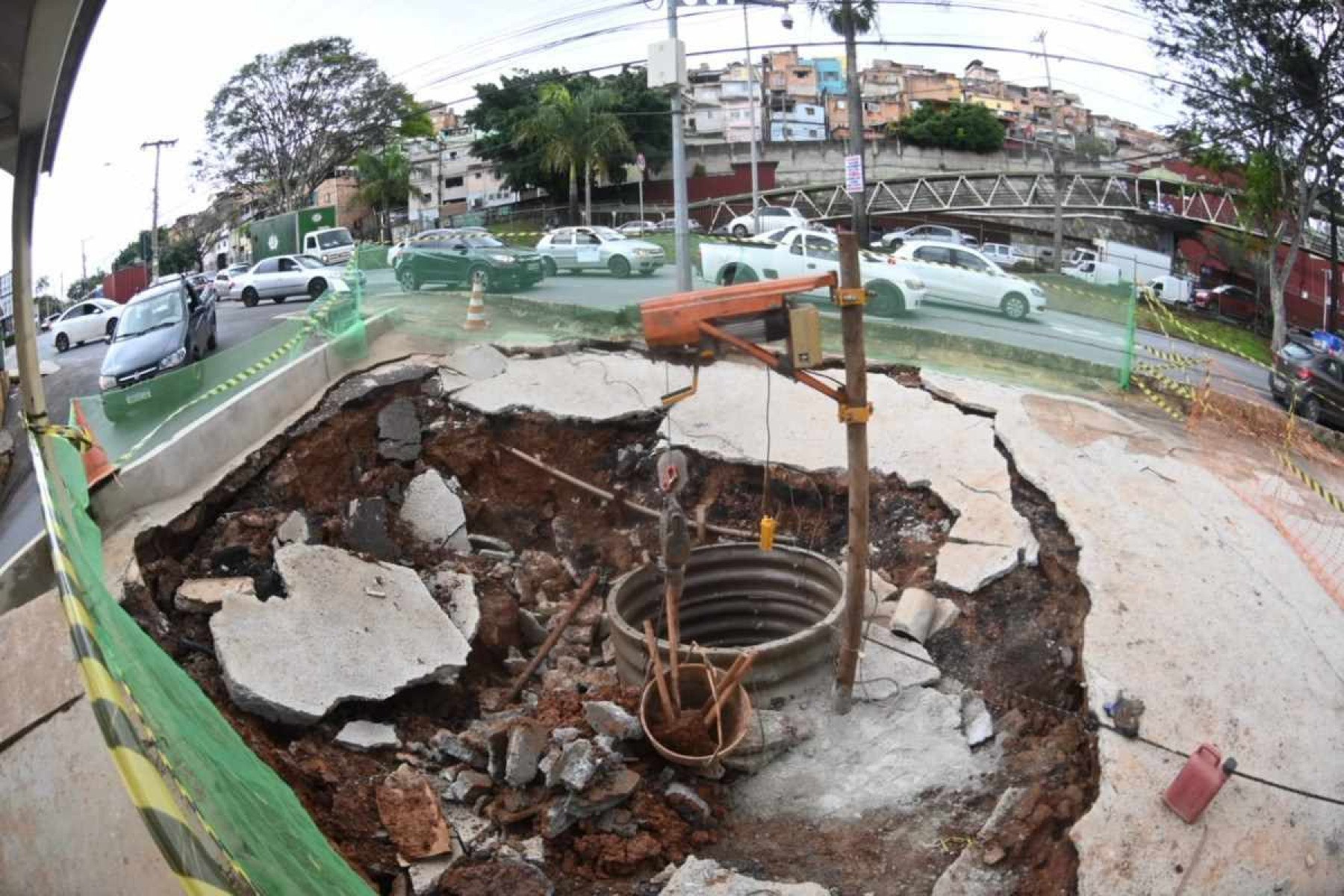 Cratera se abre na Avenida Nossa Senhora do Carmo, em BH