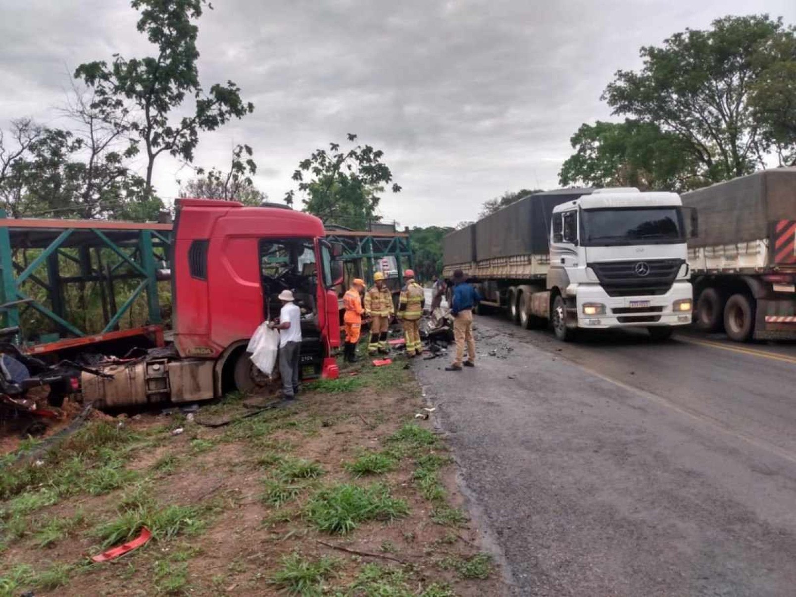 Homem morre preso às ferragens em batida entre carretas na BR-040, em Minas