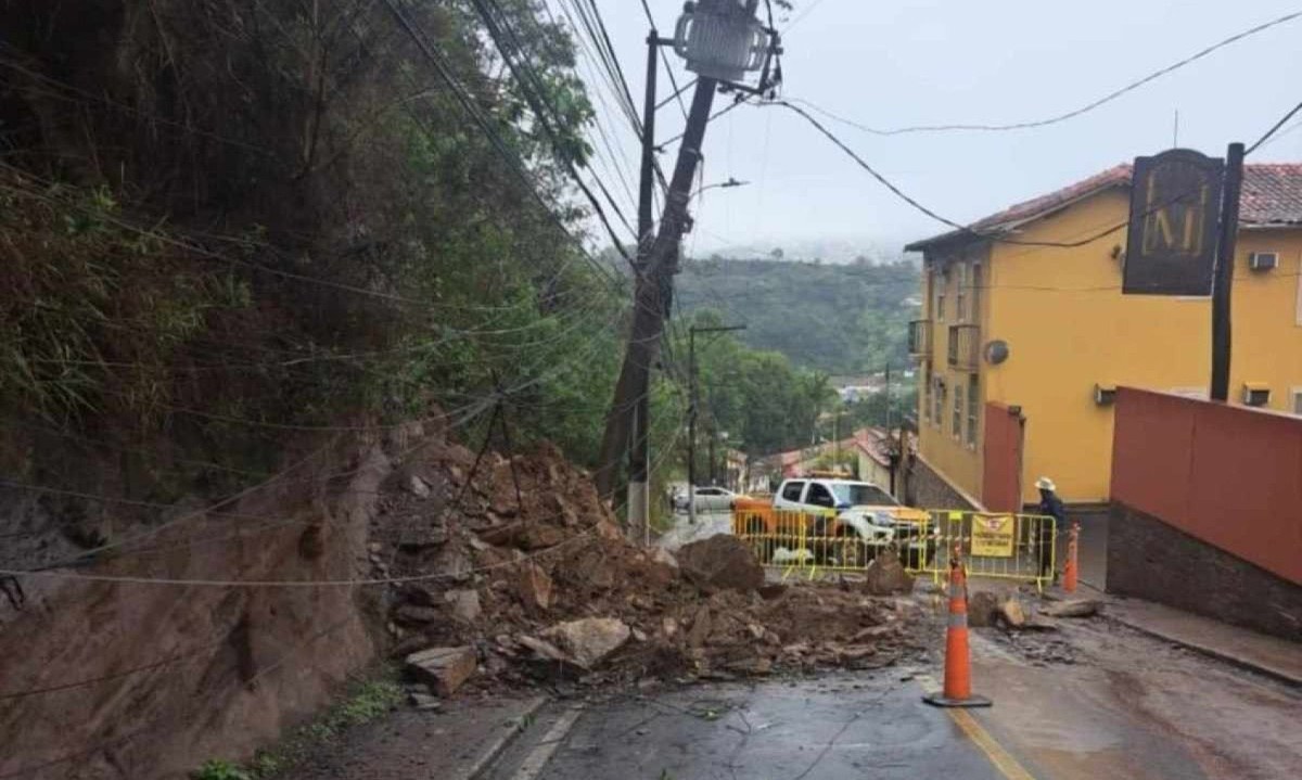 Incidente provocou a queda de um poste, causando falta de energia em toda a região -  (crédito: Defesa Civil de Ouro Preto)