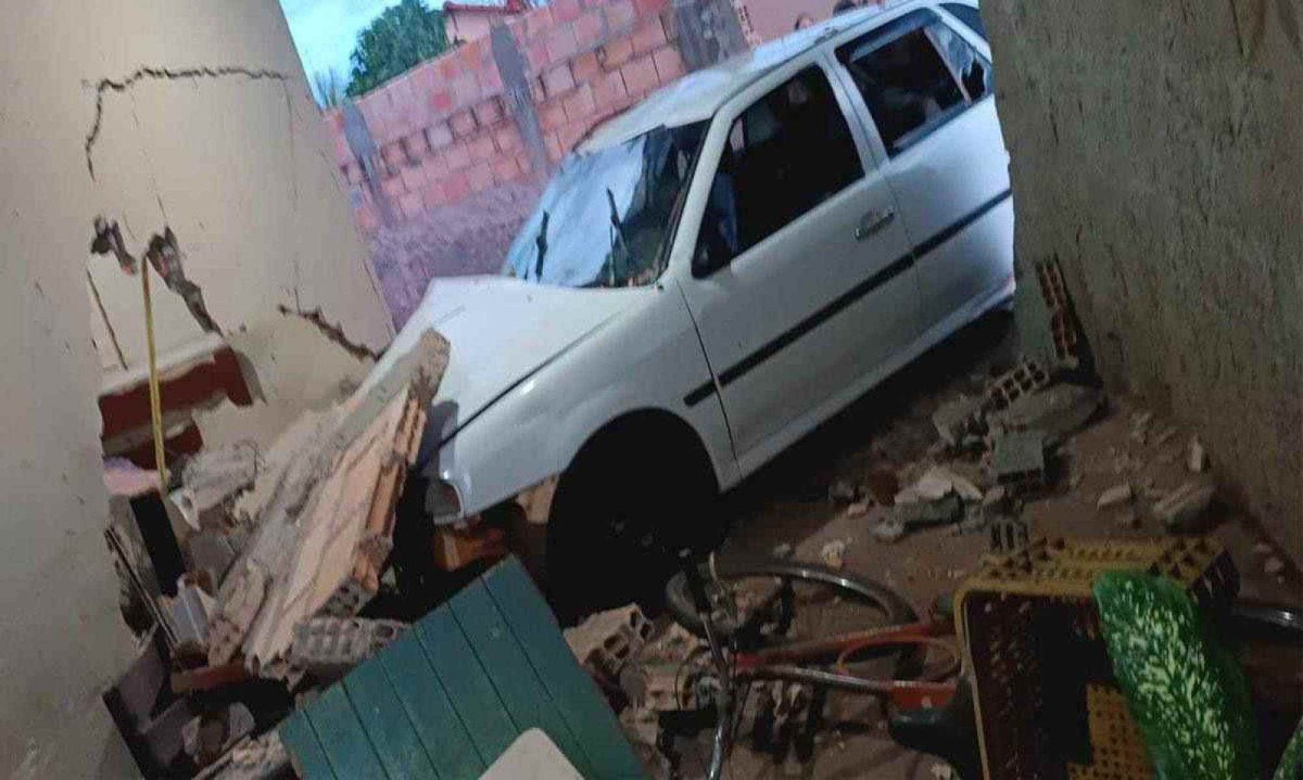 O carro da suspeita destruiu o muro do quintal e a parede de um quarto de casa, localizada em Frutal, no Triângulo Mineiro -  (crédito: Samir Alouan/Divulgação)