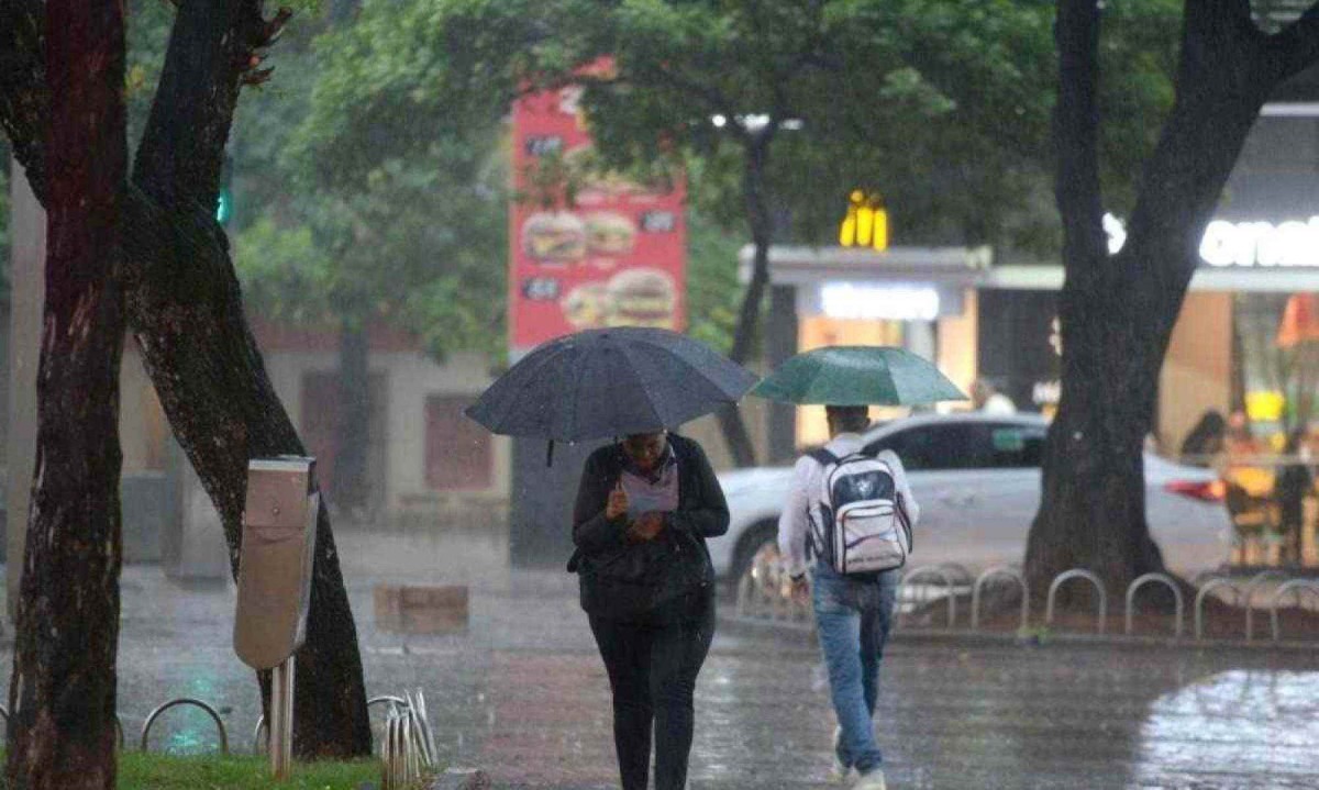 Alerta de chuvas intensas é válido para maioria dos municípios mineiros. Aviso é válido até as 10h de quinta-feira (31/10) -  (crédito: Túlio Santos/EM/D.A Press)