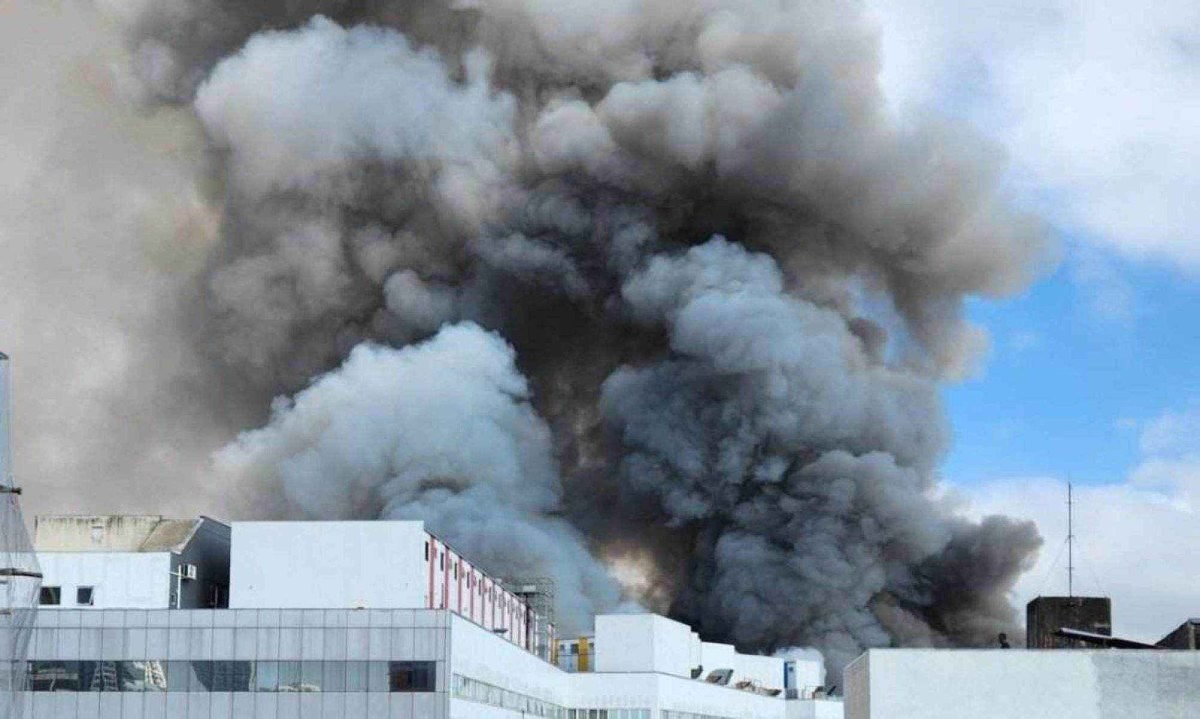 Shopping é atingido por incêndio no Brás, em São Paulo (SP) -  (crédito: Reprodução/Redes sociais)
