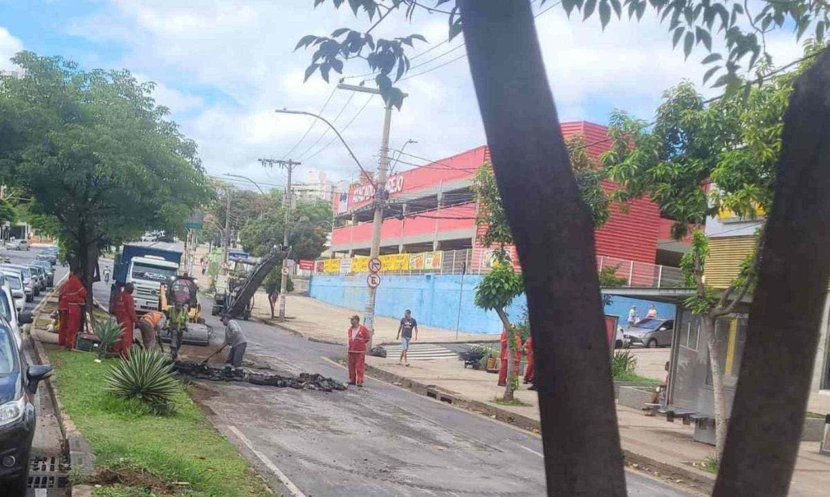 Obras na Avenida Silva Lobo deixam o trânsito lento na manhã desta quarta-feira (30/10) -  (crédito: Laura Scardua/EM/D.A Press)