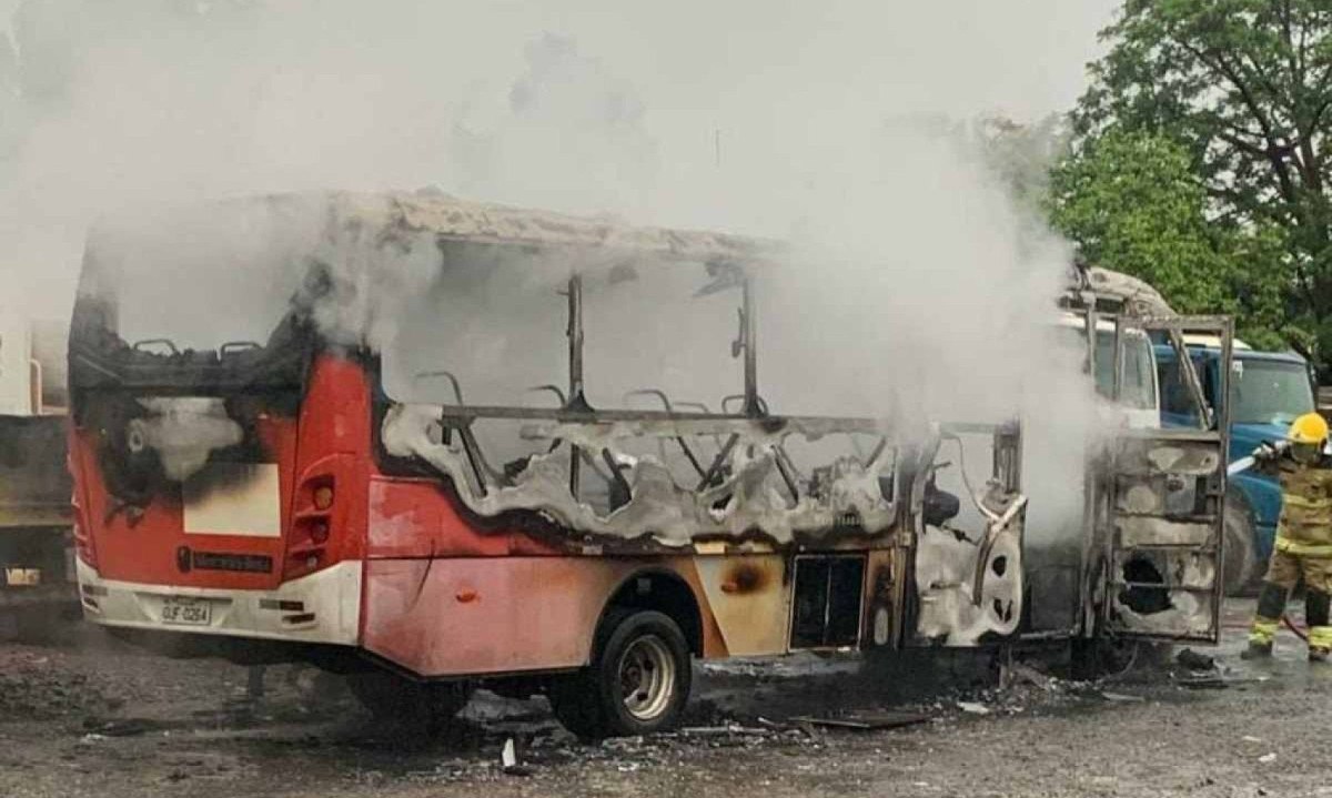 Fogo atingiu micro-ônibus em Montes Claros -  (crédito: CBMMG)