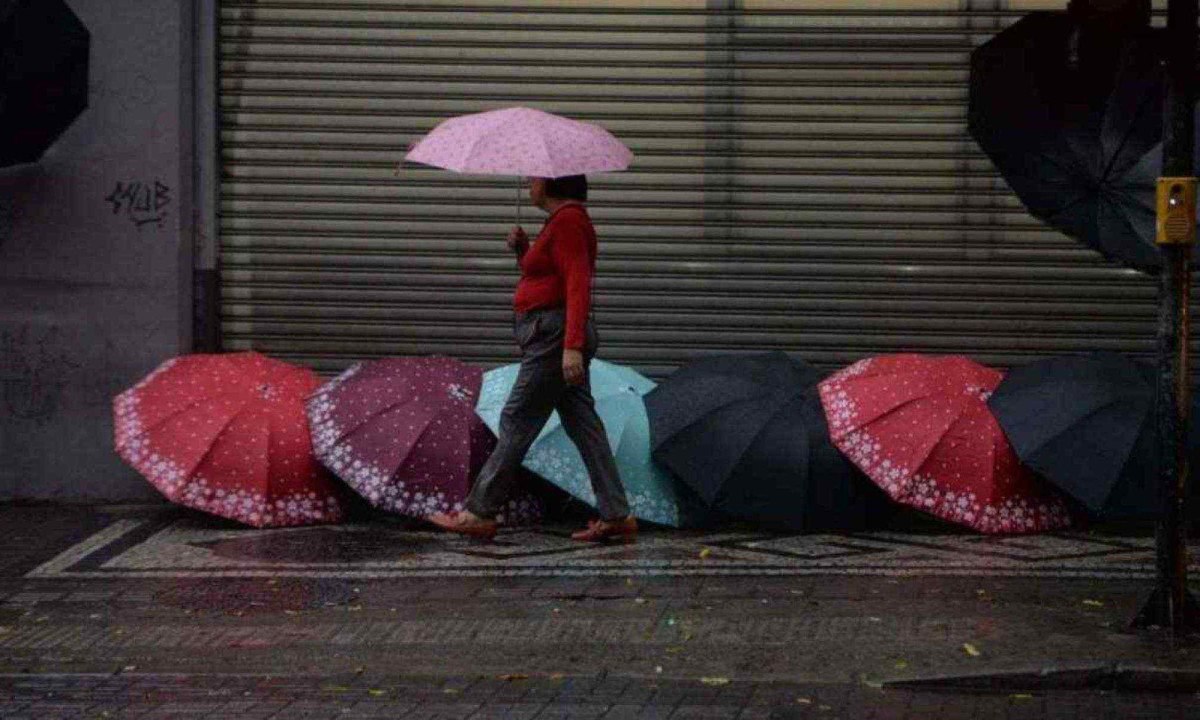 Evite &aacute;reas de inunda&ccedil;&atilde;o e n&atilde;o trafegue em ruas sujeitas a alagamentos ou pr&oacute;ximas a c&oacute;rregos e ribeir&otilde;es durante os momentos de forte chuva.
 -  (crédito: T&uacute;lio Santos/EM/D.A.Press)