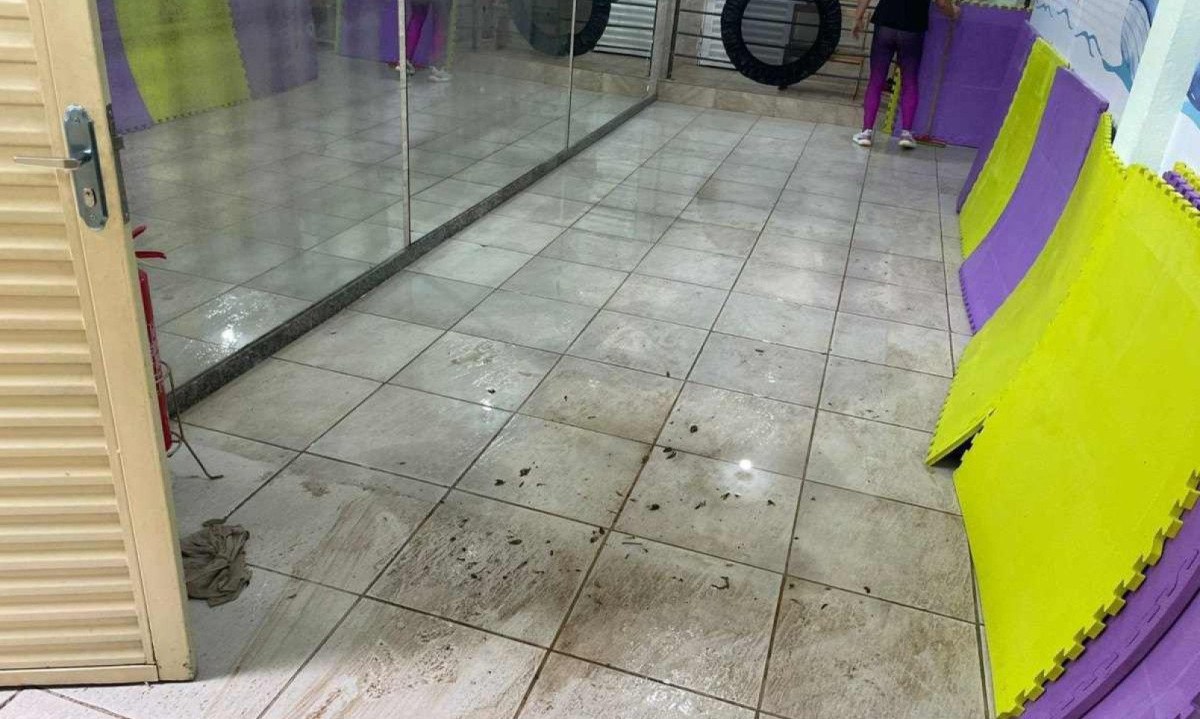 Com as chuvas, o espaço ficou alagado e sujo de lama -  (crédito: Arquivo pessoal)