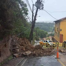 Deslizamento de terra interdita rua em Ouro Preto e deixa moradores sem luz - Defesa Civil de Ouro Preto