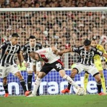 Zagueiro do Atlético provoca River Plate após classificação: ‘Mais fogos, por favor’ -  (crédito: Foto: Pedro Souza / Atlético)