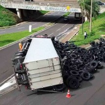 MG: caminhão com 18 toneladas de pneus tomba e causa congestionamento em BR - Divulgação/Mamutt operacional