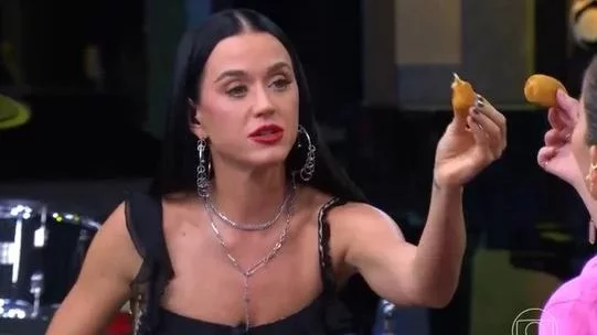 O dia em que Katy Perry chutou o balde e pediu 14 coxinhas de galinha: "Melhor coisa que já comi" - Reprodução TV Globo