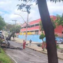 Obra para arrumar estrago da chuva em avenida de BH deixa o trânsito lento - Laura Scardua/EM/D.A Press