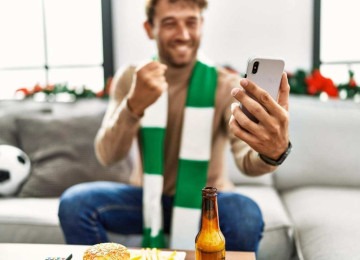 Homem faz aposta em plataforma BET, acompanhando os jogos de futebol, situação que se torna cada vez mais comum no Brasil -  (crédito: Freepik)