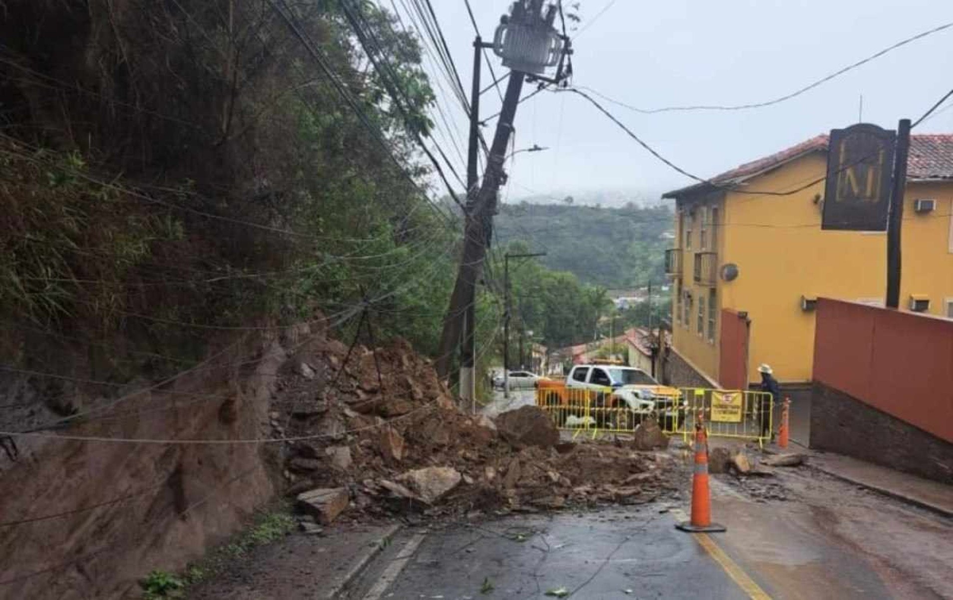 Deslizamento de terra interdita rua em Ouro Preto e deixa moradores sem luz