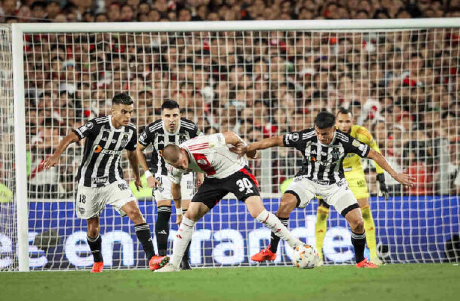 Zagueiro do Atlético provoca River Plate após classificação: ‘Mais fogos, por favor’