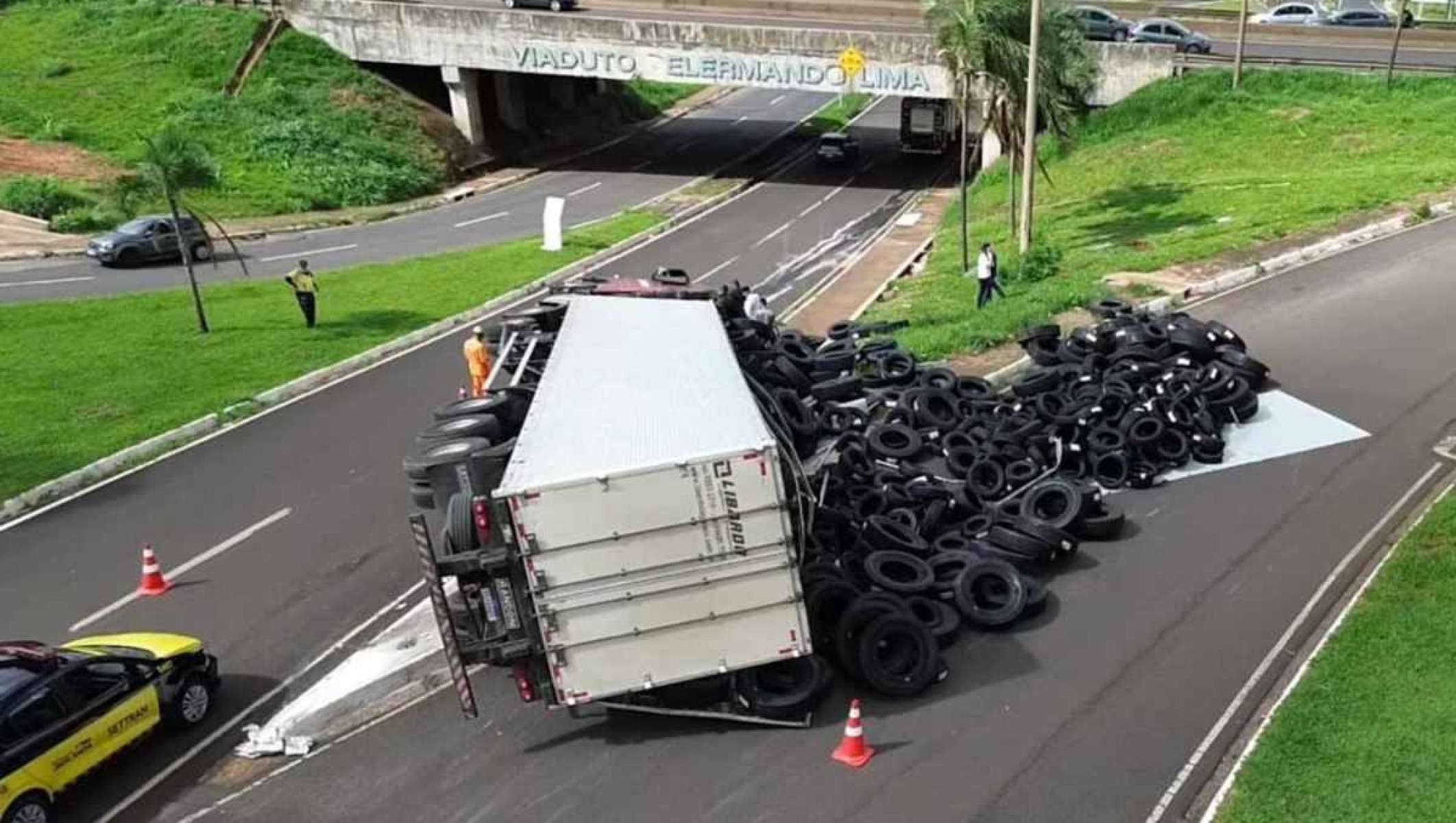 MG: caminhão com 18 toneladas de pneus tomba e causa congestionamento em BR