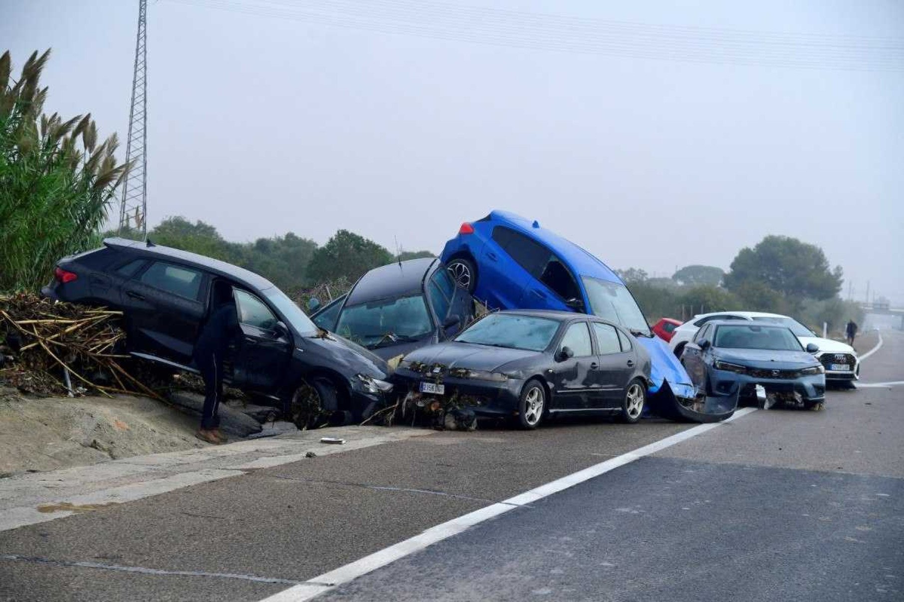 Carros levados por enxurrada em Picuana, na região de Valência, após forte tempestade que provocou mortes e muitos estragos no leste da Espanha