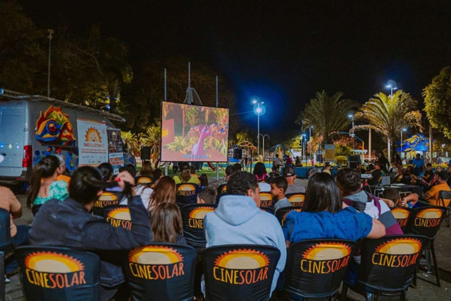 Moradores de Janaúba assistem gratuitamente a cinema movido à energia solar