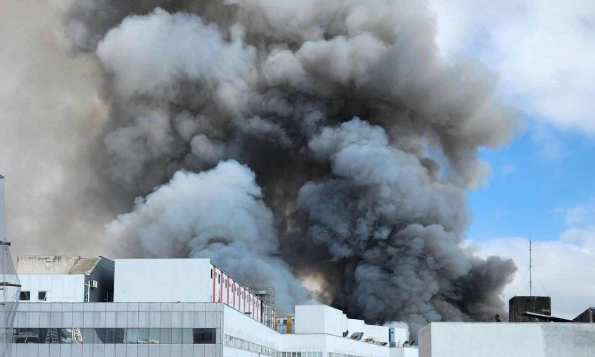 Incêndio atinge shopping no Brás em São Paulo