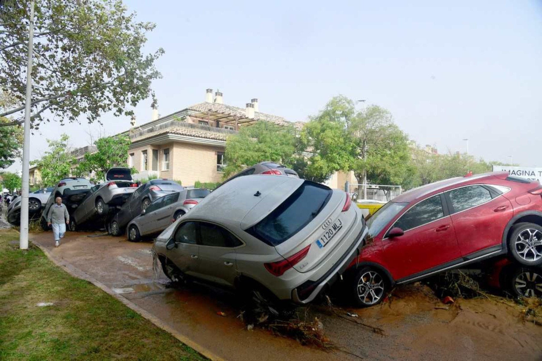 Carros levados por enxurrada em Picuana, na região de Valência, após forte tempestade que provocou mortes e muitos estragos no leste da Espanha