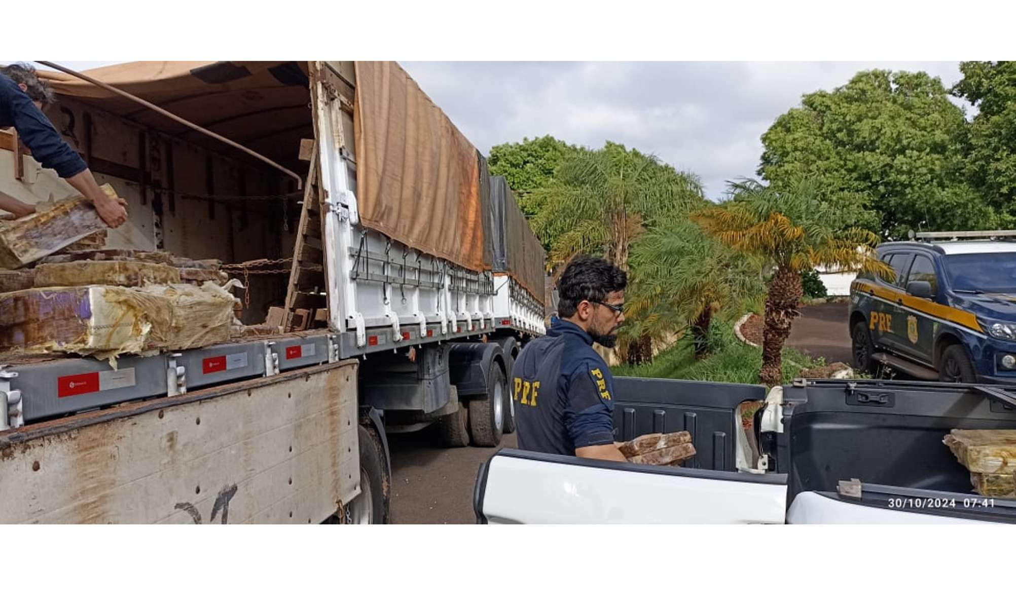 PRF apreende quase três toneladas de maconha em carreta bitrem