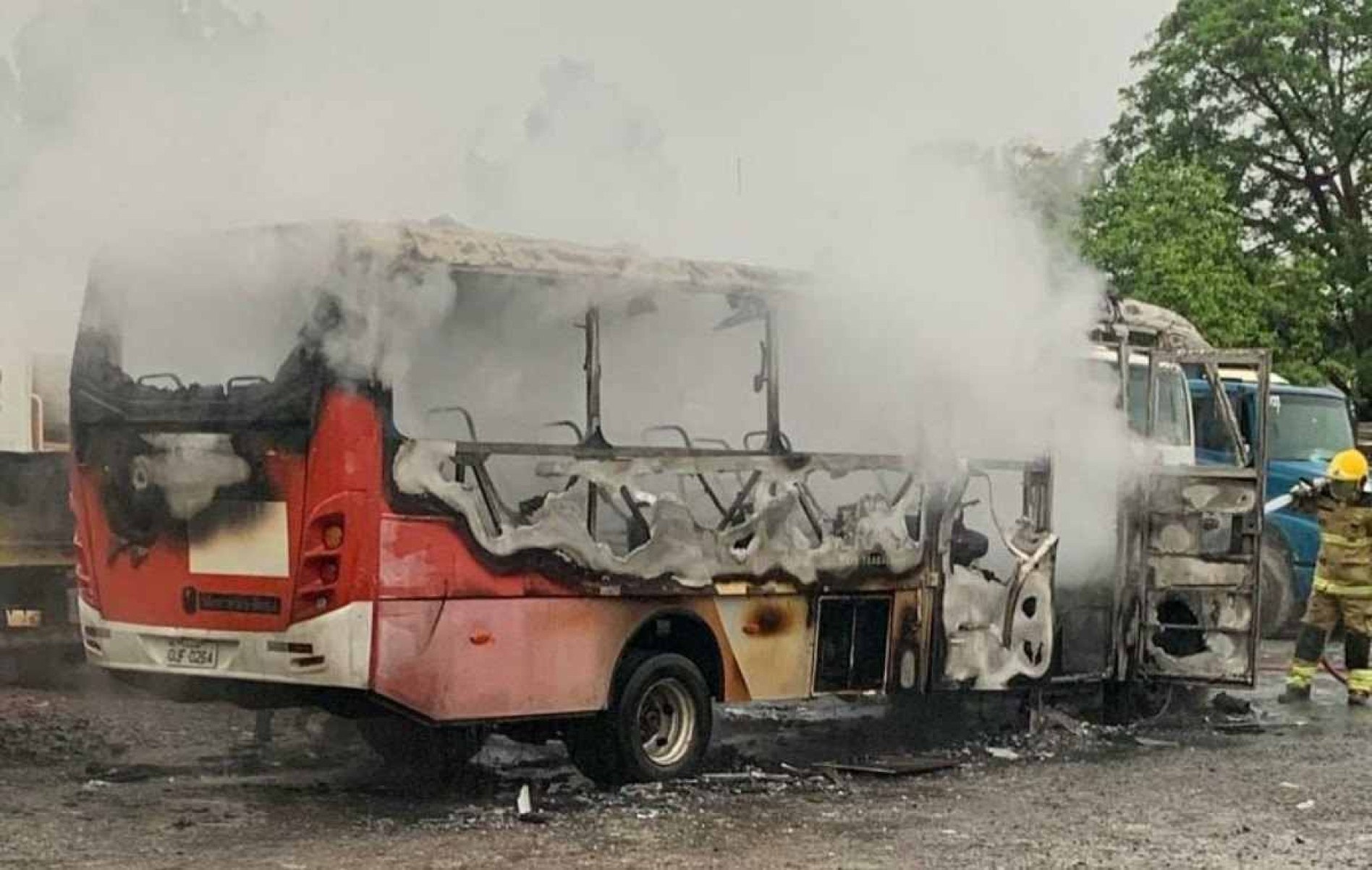 Incêndio atinge caminhões e micro-ônibus em Montes Claros