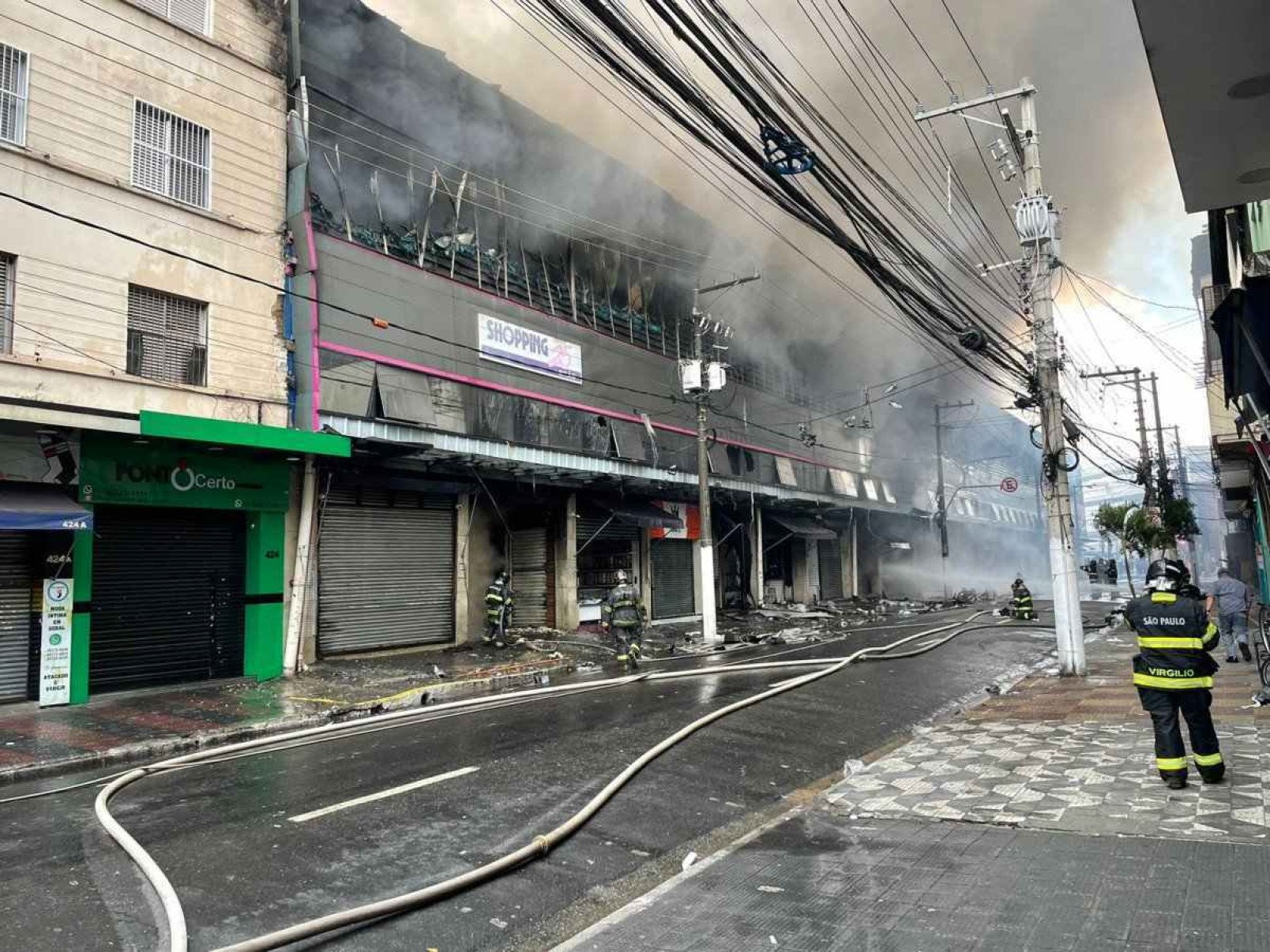 Incêndio de grandes proporções atinge Shopping no Centro de São Paulo na manhã desta quarta (30); bombeiros atuam no local