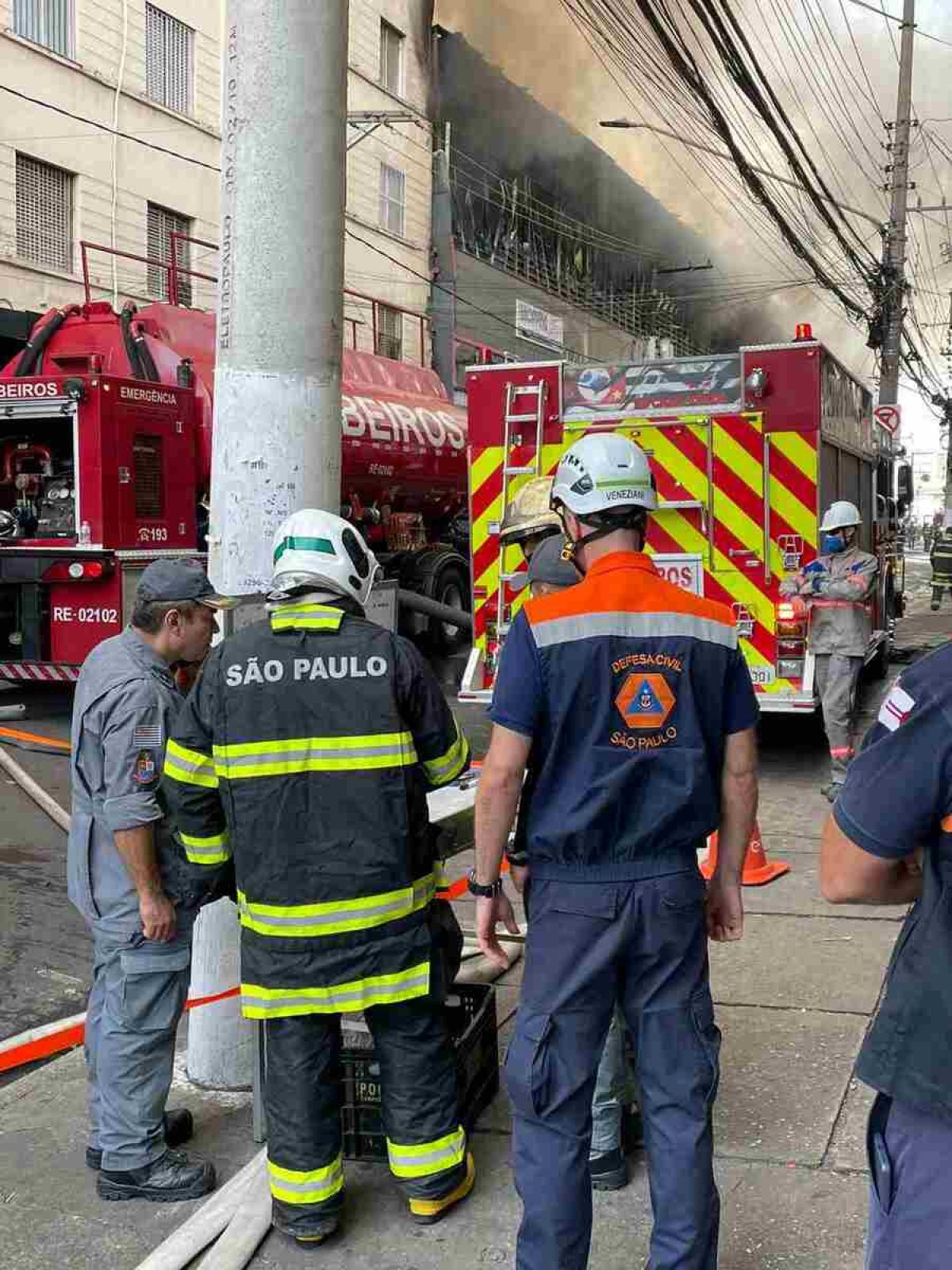 Incêndio de grandes proporções atinge Shopping no Centro de São Paulo na manhã desta quarta (30); bombeiros atuam no local