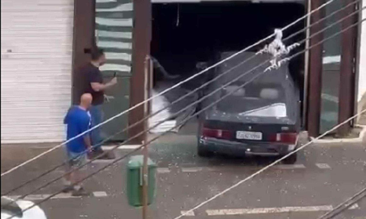 Carro desgovernado invade loja em Uberlândia e motorista tenta fugir -  (crédito: DivulgaÃ§Ã£o/ViaDrones)